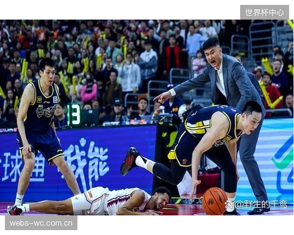 CBA季后赛防守策略趋于复杂化，人盯人与联防的灵活切换成战术博弈焦点。